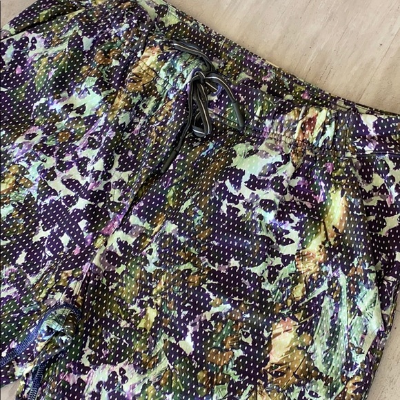 LIKE NEW Lululemon Jetset Joggers - Picture 3 of 8